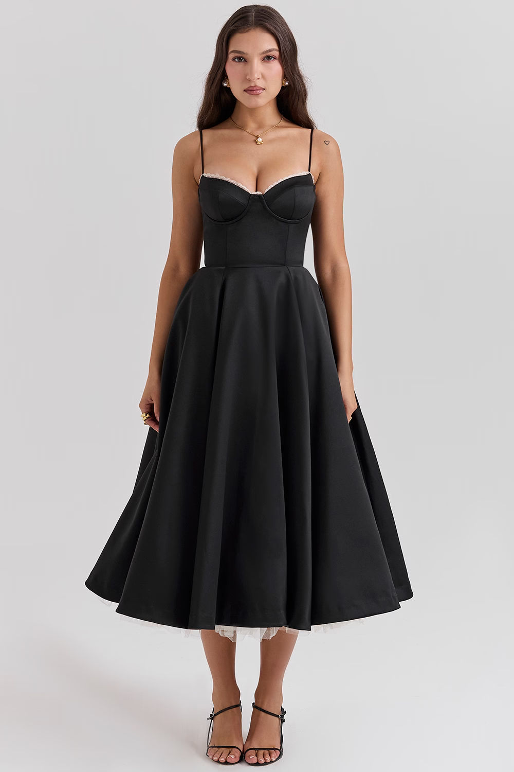Elegant damekjole i A-linje med smalle stropper og smukke blonder, ideel til fest.