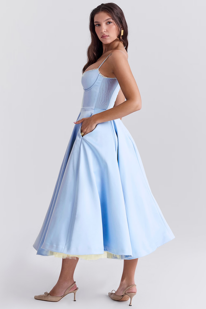 Elegant damekjole i A-linje med smalle stropper og smukke blonder, ideel til fest.