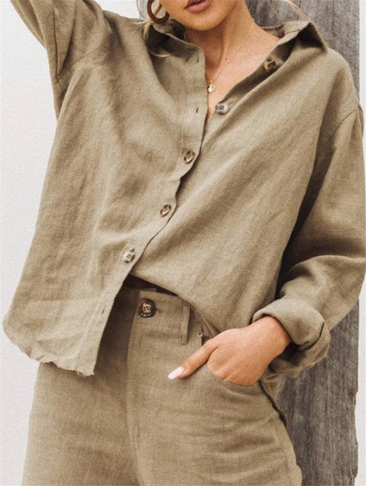 Klassisk afslappet langærmet dameskjorte. En modefavorit til hverdag, arbejde og et stilfuldt casual look.