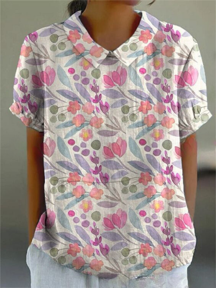 "Elegant Amanda Blomster Top i letvægtsstof, med smukt blomsterprint og afslappet pasform, perfekt til uformelle lejligheder.