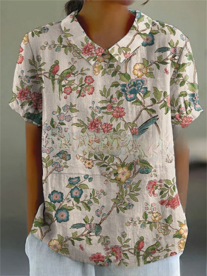 "Elegant Amanda Blomster Top i letvægtsstof, med smukt blomsterprint og afslappet pasform, perfekt til uformelle lejligheder.
