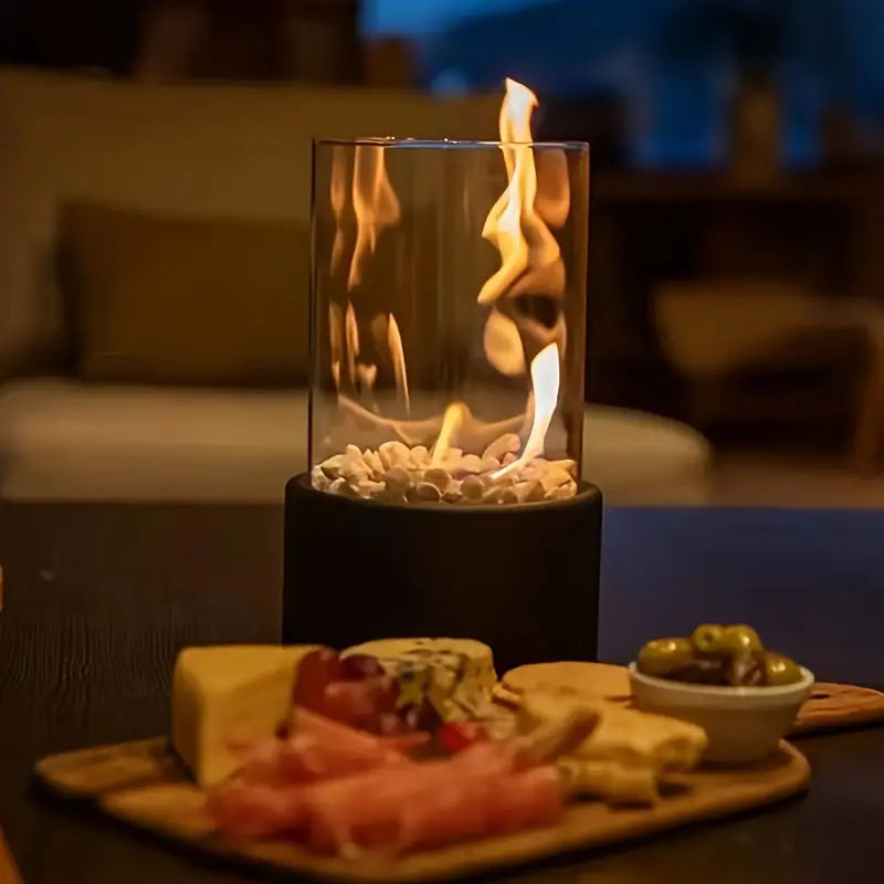 Kompakt sort bioethanol pejs med flammer, perfekt som indendørs varmekilde.