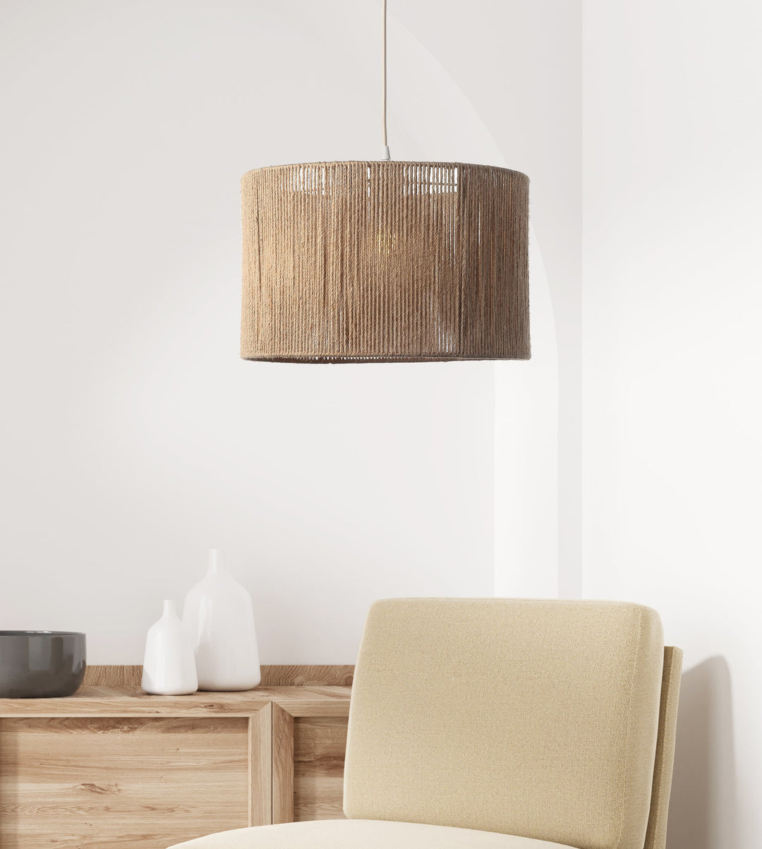 "Elegant beige pendel Ø30 i naturlig jute til indendørs belysning, skaber varm glød og passer i moderne og klassisk indretnin