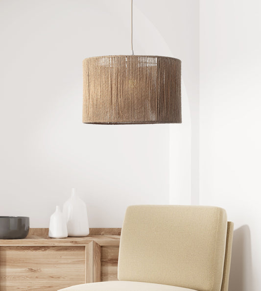 "Elegant beige pendel Ø30 i naturlig jute til indendørs belysning, skaber varm glød og passer i moderne og klassisk indretnin