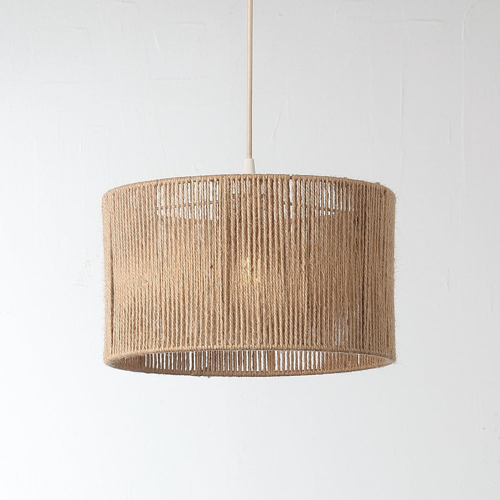 "Elegant beige pendel Ø30 i naturlig jute til indendørs belysning, skaber varm glød og passer i moderne og klassisk indretnin