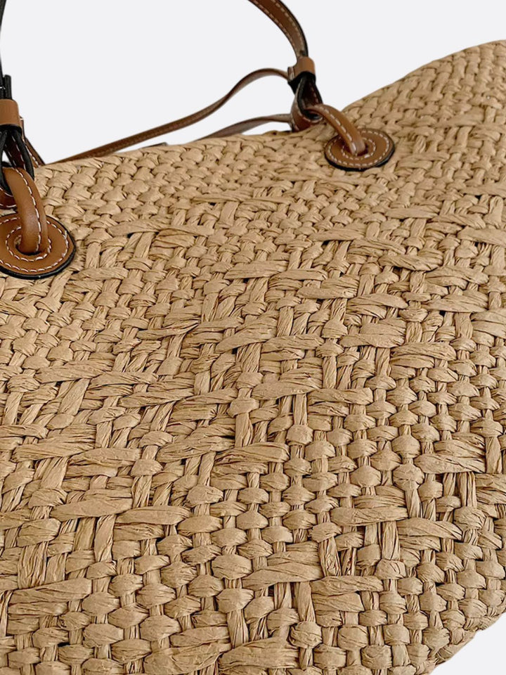 Khaki-beige hverdags tote taske i flettet strå og læder. Rummelig og elegant dame sommertaske.