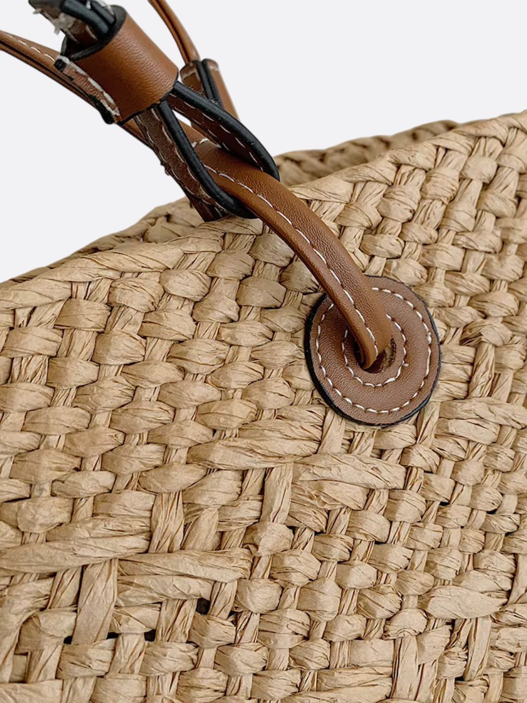 Dame strå- og læder tote taske, en elegant skuldertaske. Flettet design med naturmaterialer.
