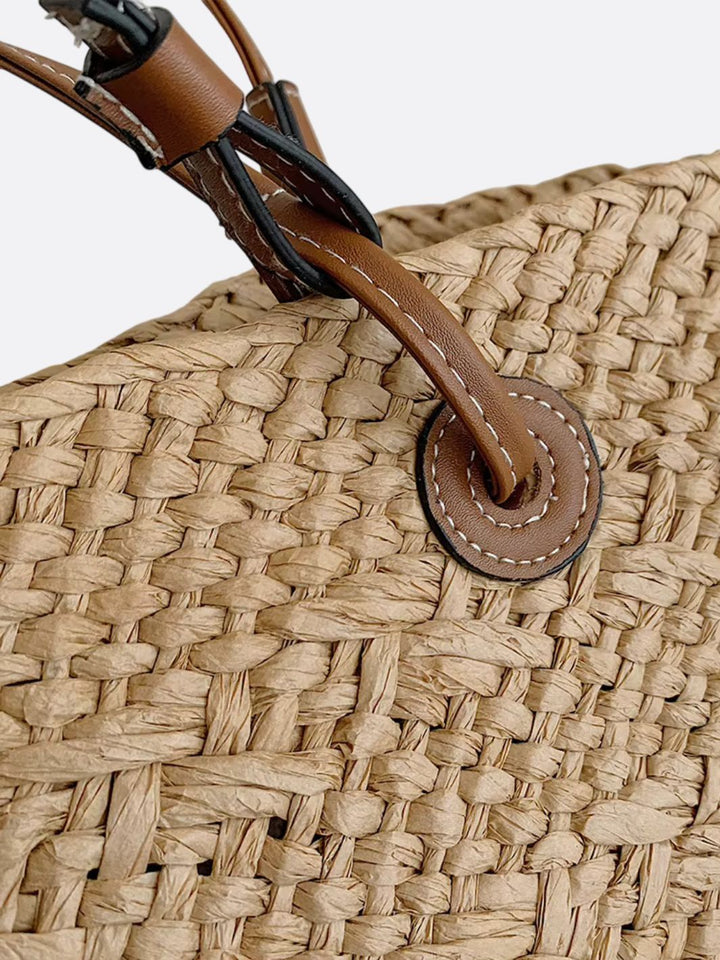 Dame strå- og læder tote taske, en elegant skuldertaske. Flettet design med naturmaterialer.