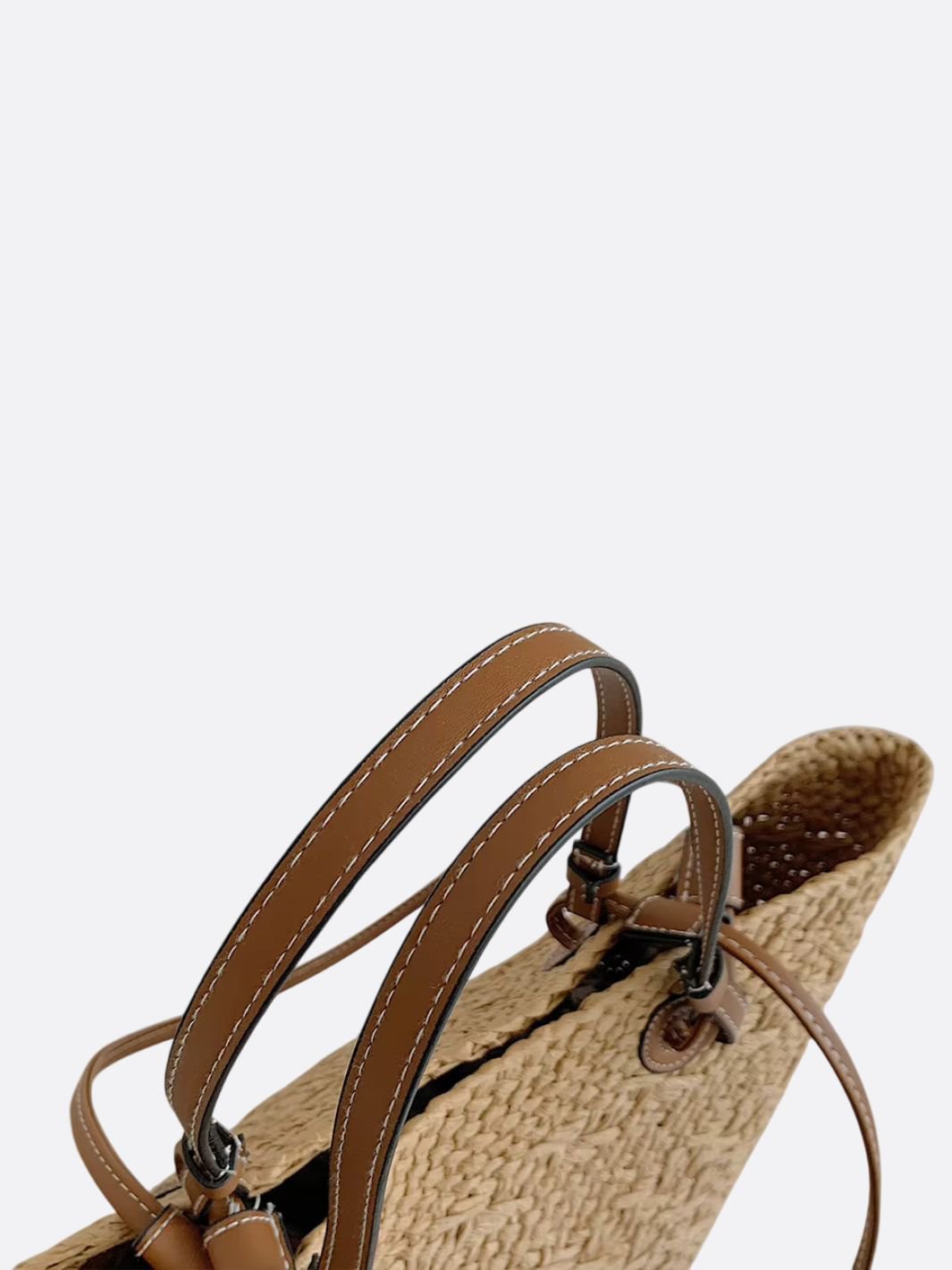 Stilfuld flettet stråtaske med læderremme. Perfekt som elegant hverdagstaske eller rummelig sommertaske.