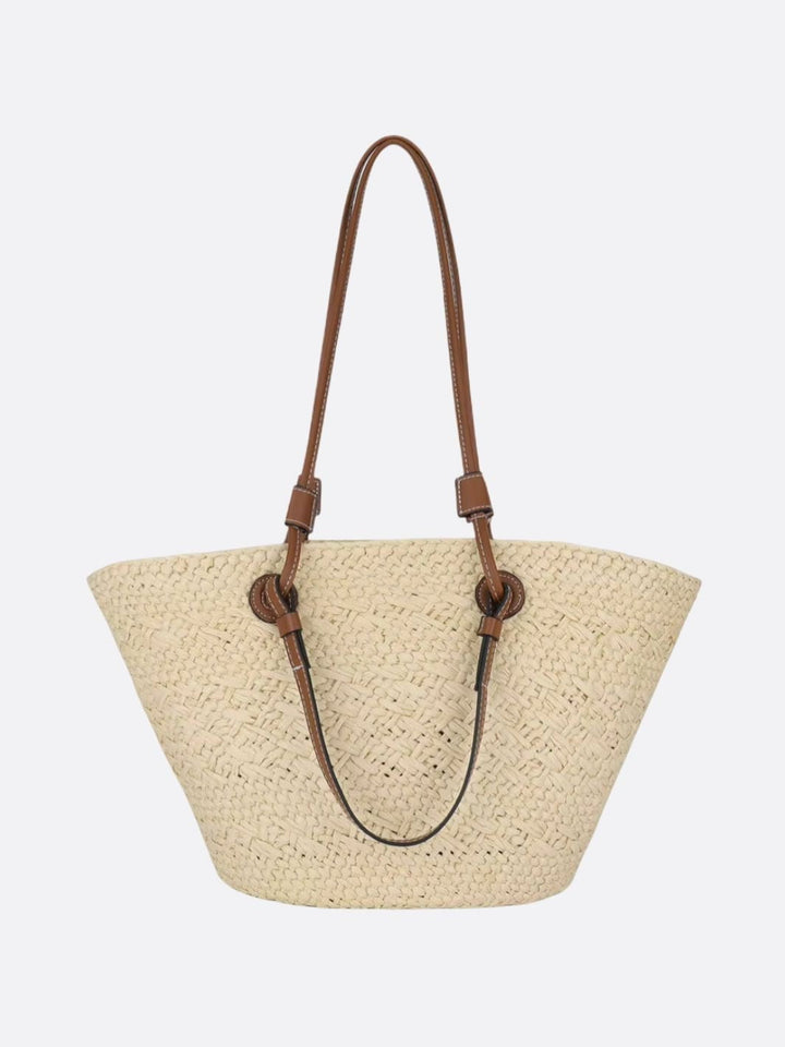 Elegant beige stråtaske med brune læderhåndtag. Perfekt flettet sommertaske til kvinder med stil.