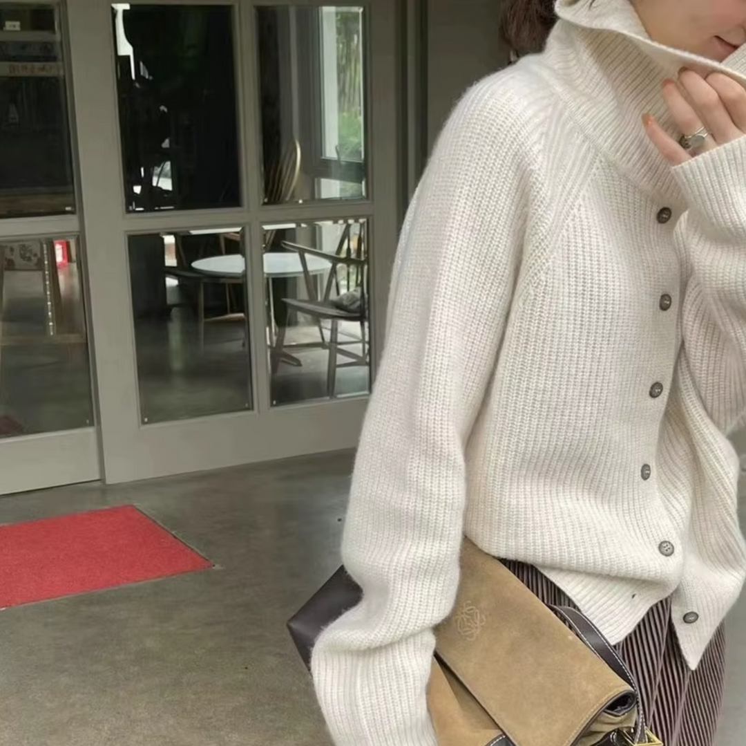 "Elegant beige uld-kashmir pullover til damer, rullekrave, afslappet pasform, perfekt til vintertøj og lagdeling."