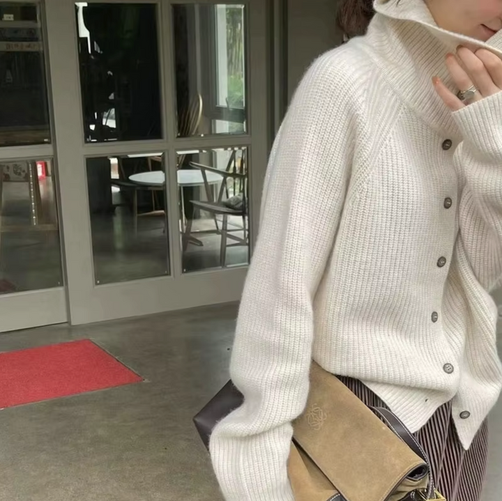 "Elegant beige uld-kashmir pullover til damer, rullekrave, afslappet pasform, perfekt til vintertøj og lagdeling."