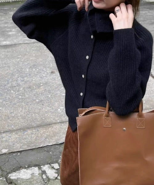 "Elegant beige uld-kashmir pullover til damer, rullekrave, afslappet pasform, perfekt til vintertøj og lagdeling."