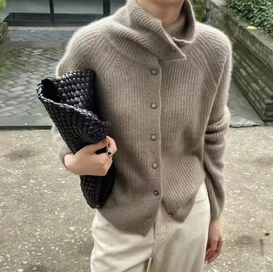 "Elegant beige uld-kashmir pullover til damer, rullekrave, afslappet pasform, perfekt til vintertøj og lagdeling."