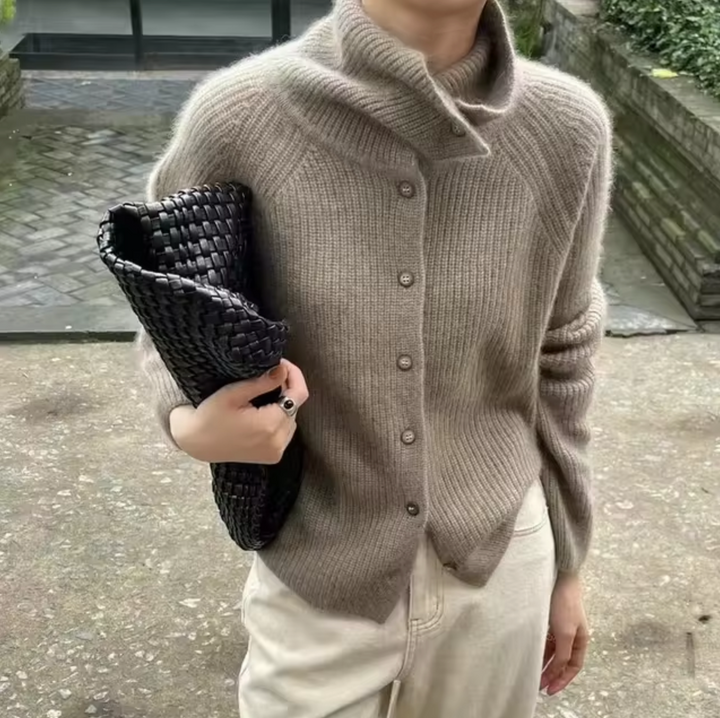 "Elegant beige uld-kashmir pullover til damer, rullekrave, afslappet pasform, perfekt til vintertøj og lagdeling."