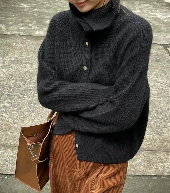 "Elegant beige uld-kashmir pullover til damer, rullekrave, afslappet pasform, perfekt til vintertøj og lagdeling."