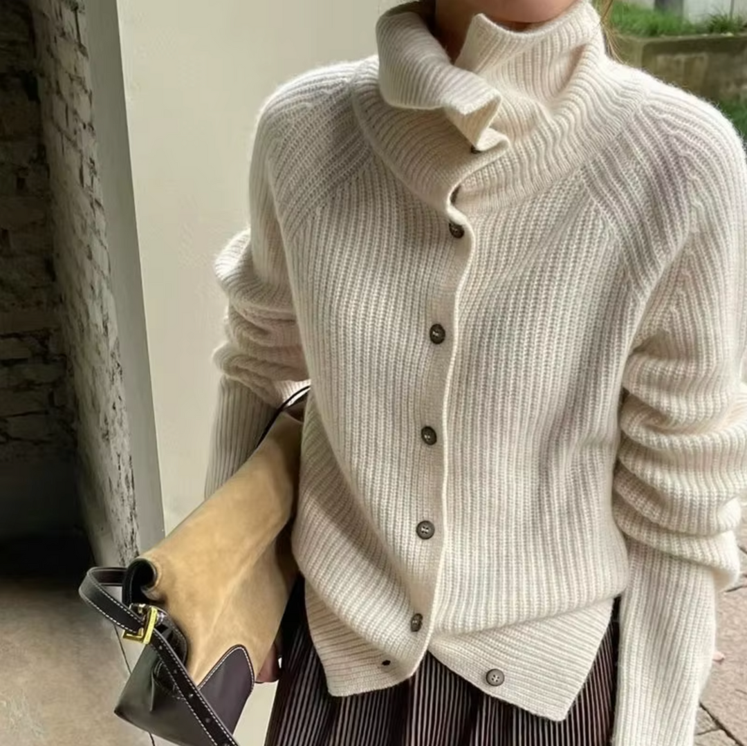 "Elegant beige uld-kashmir pullover til damer, rullekrave, afslappet pasform, perfekt til vintertøj og lagdeling."