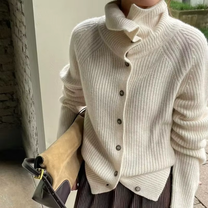 "Elegant beige uld-kashmir pullover til damer, rullekrave, afslappet pasform, perfekt til vintertøj og lagdeling."