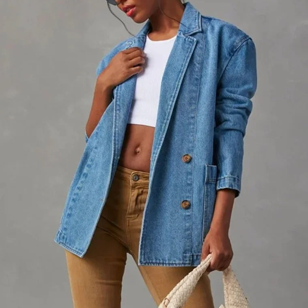Elegant blå denimjakke til kvinder, alsidig til forår og efterår, fremhæver kurver og tilbyder komfort og stil.
