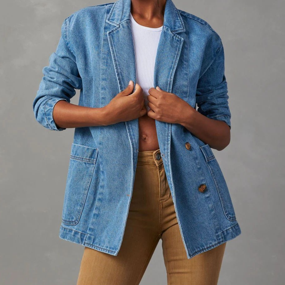 Elegant blå denimjakke til kvinder, alsidig til forår og efterår, fremhæver kurver og tilbyder komfort og stil.