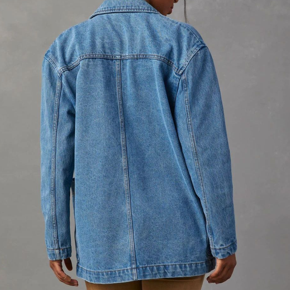 Elegant blå denimjakke til kvinder, alsidig til forår og efterår, fremhæver kurver og tilbyder komfort og stil.