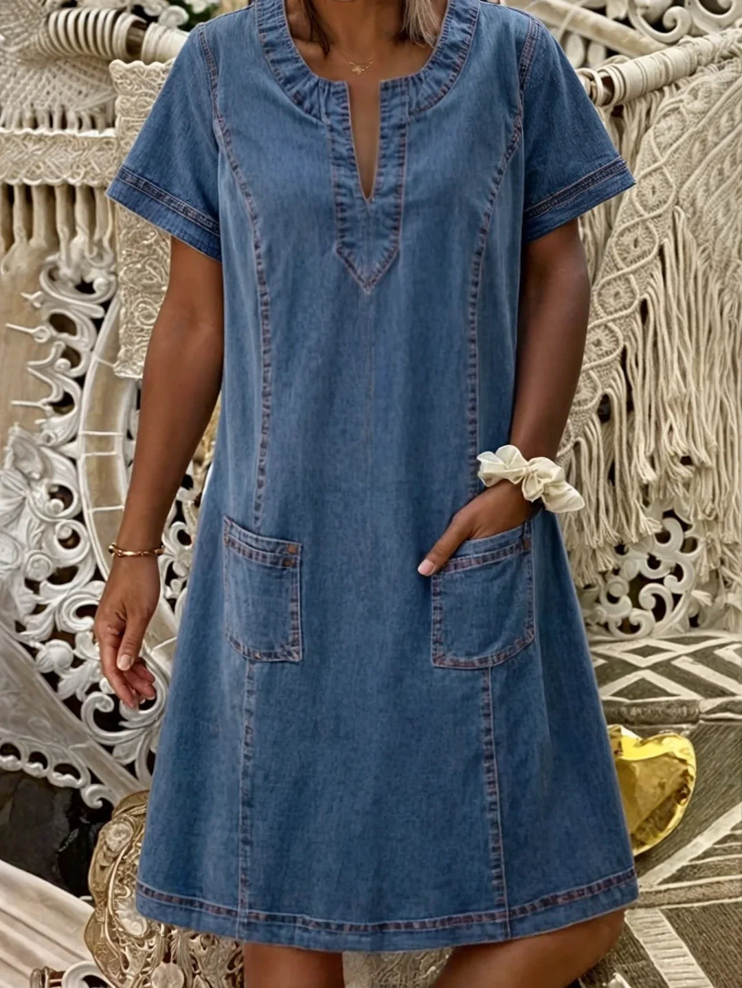 "Elegant blød denim kjole, minimalistisk design, komfortabel pasform, perfekt til fest og hverdag, flatterende silhuet."