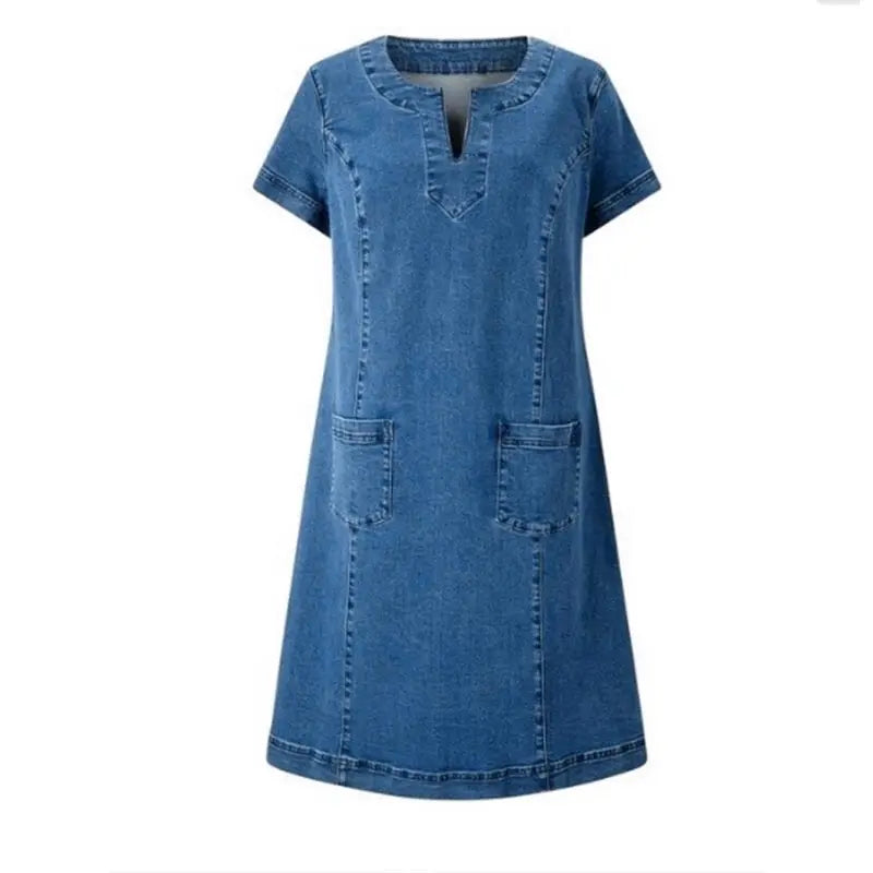 "Elegant blød denim kjole, minimalistisk design, komfortabel pasform, perfekt til fest og hverdag, flatterende silhuet."