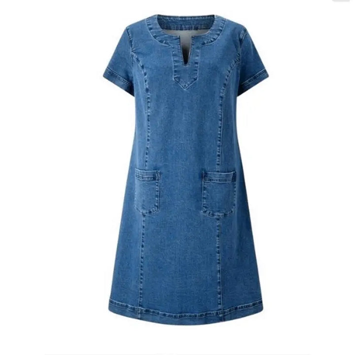 "Elegant blød denim kjole, minimalistisk design, komfortabel pasform, perfekt til fest og hverdag, flatterende silhuet."