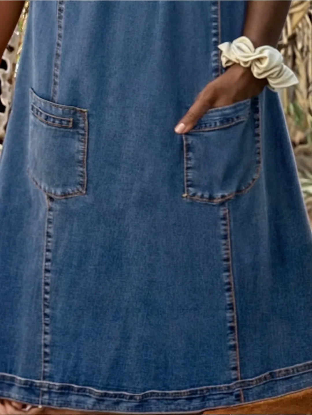"Elegant blød denim kjole, minimalistisk design, komfortabel pasform, perfekt til fest og hverdag, flatterende silhuet."
