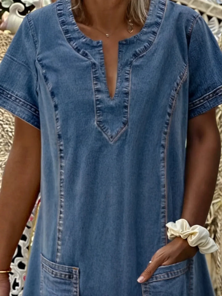 "Elegant blød denim kjole, minimalistisk design, komfortabel pasform, perfekt til fest og hverdag, flatterende silhuet."