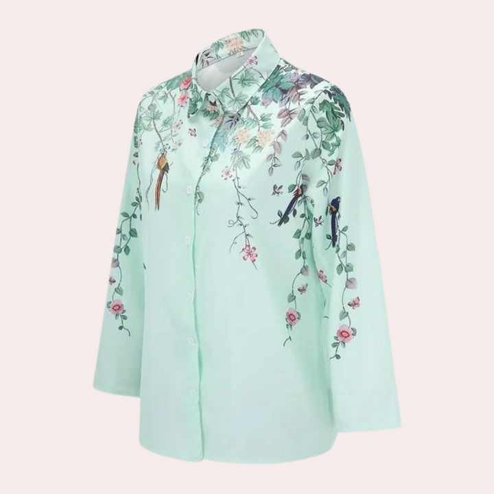 Elegant blomstret bluse til kvinder i grønne nuancer, ideel til sommerbrug og både formelle samt afslappede anledninger.