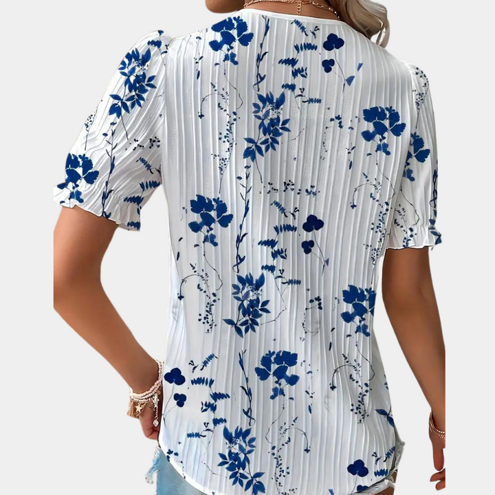 Elegant damebluse med blomstermønster og blondekant, perfekt til både hverdag og fest.