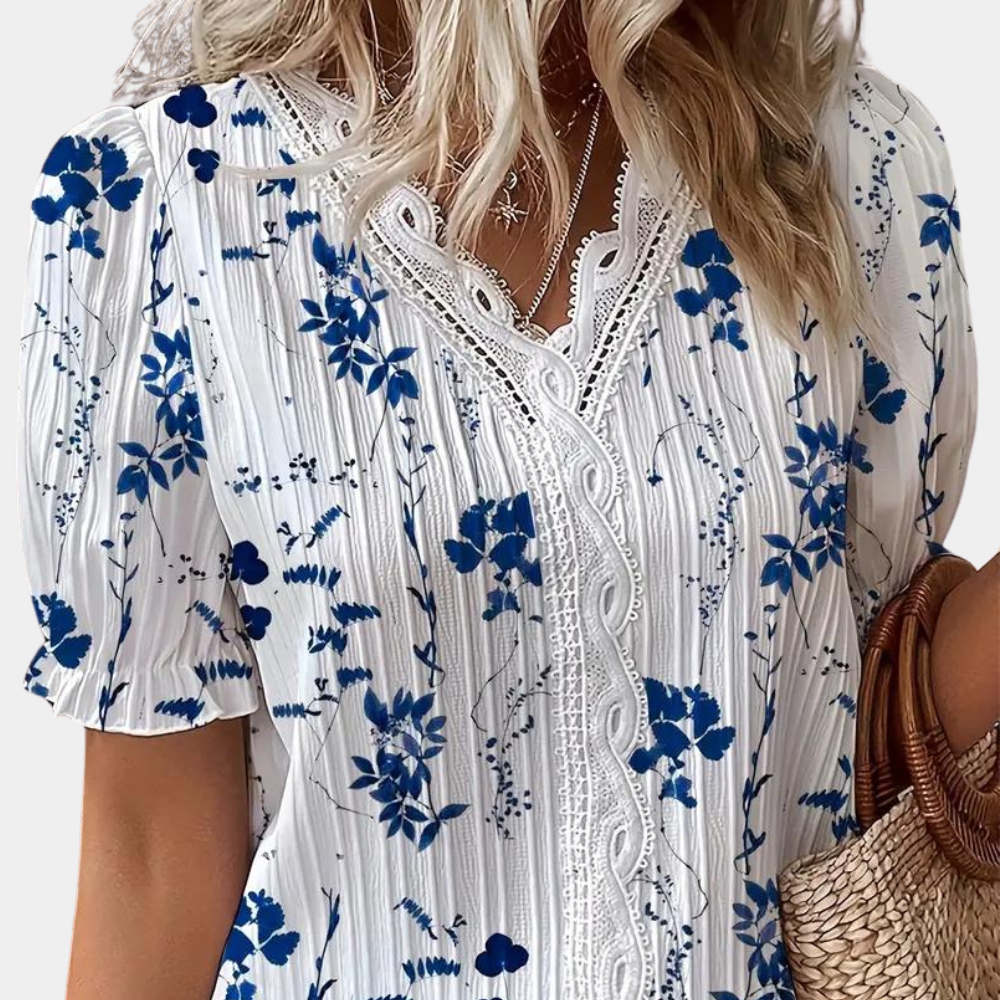 Elegant damebluse med blomstermønster og blondekant, perfekt til både hverdag og fest.