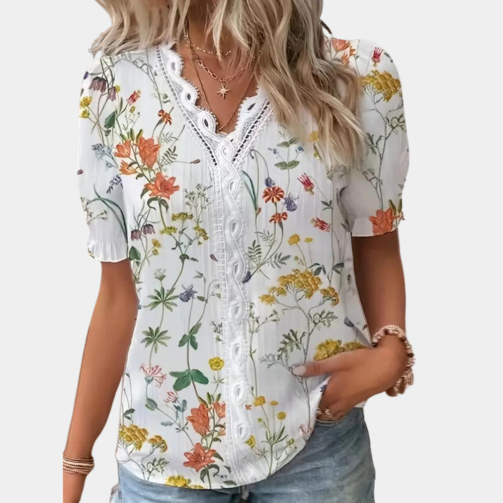Elegant damebluse med blomstermønster og blondekant, perfekt til både hverdag og fest.