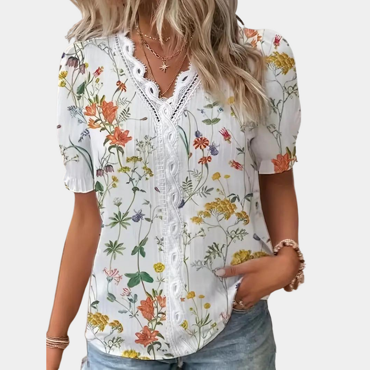 Elegant damebluse med blomstermønster og blondekant, perfekt til både hverdag og fest.