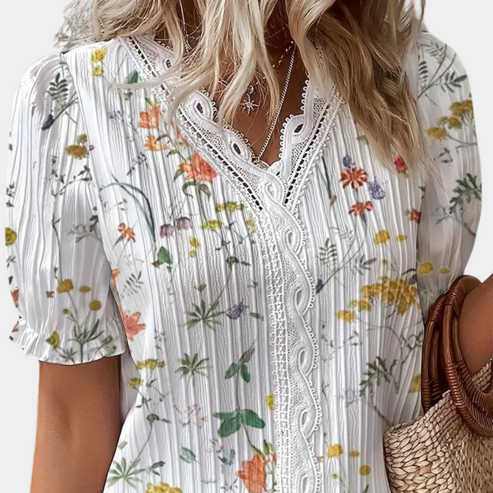 Elegant damebluse med blomstermønster og blondekant, perfekt til både hverdag og fest.