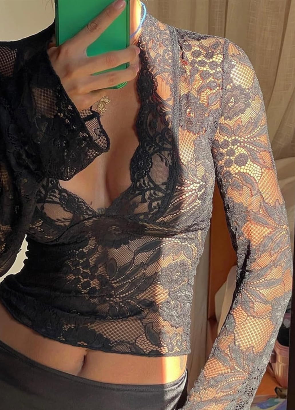 Festbluse: Elegant blondebluse med V-udskæring og romantiske trompetærmer til specielle lejligheder.