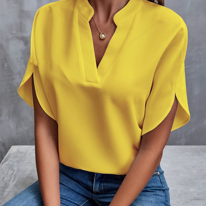 Elegant BloomBliss bluse til kvinder i åndbart materiale, draperet design og livlige farver, perfekt til foråret.