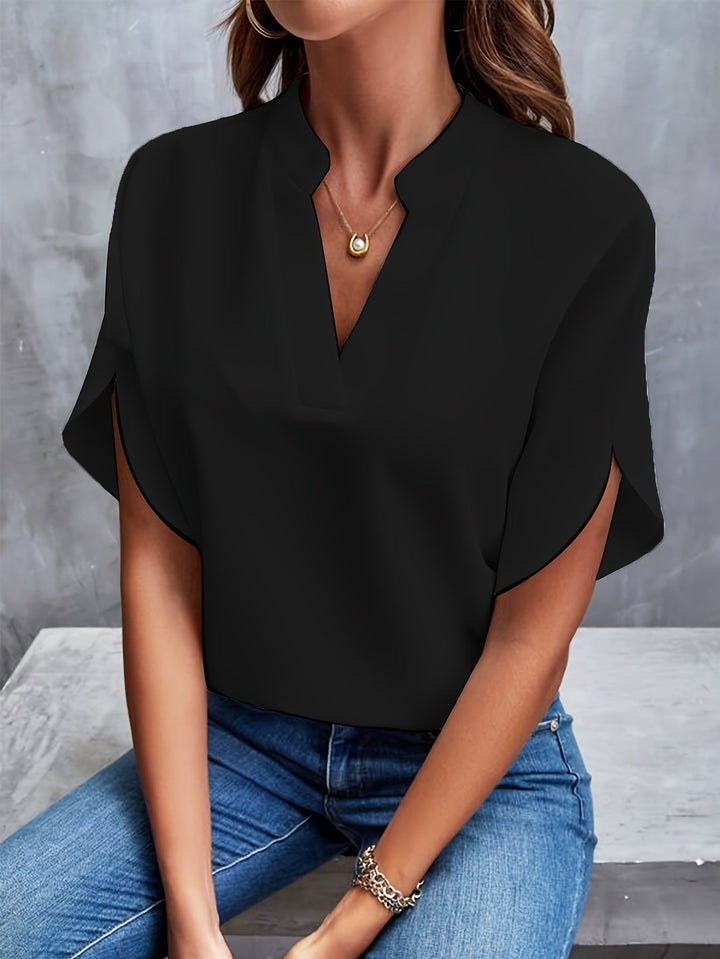 Elegant BloomBliss bluse til kvinder i åndbart materiale, draperet design og livlige farver, perfekt til foråret.