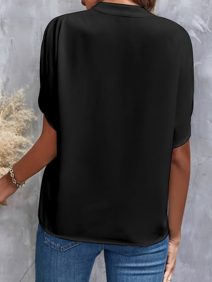 Elegant BloomBliss bluse til kvinder i åndbart materiale, draperet design og livlige farver, perfekt til foråret.