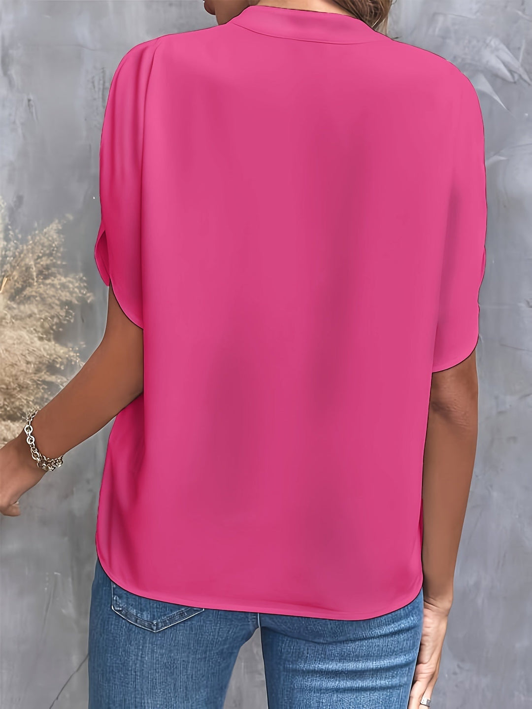 Elegant BloomBliss bluse til kvinder i åndbart materiale, draperet design og livlige farver, perfekt til foråret.