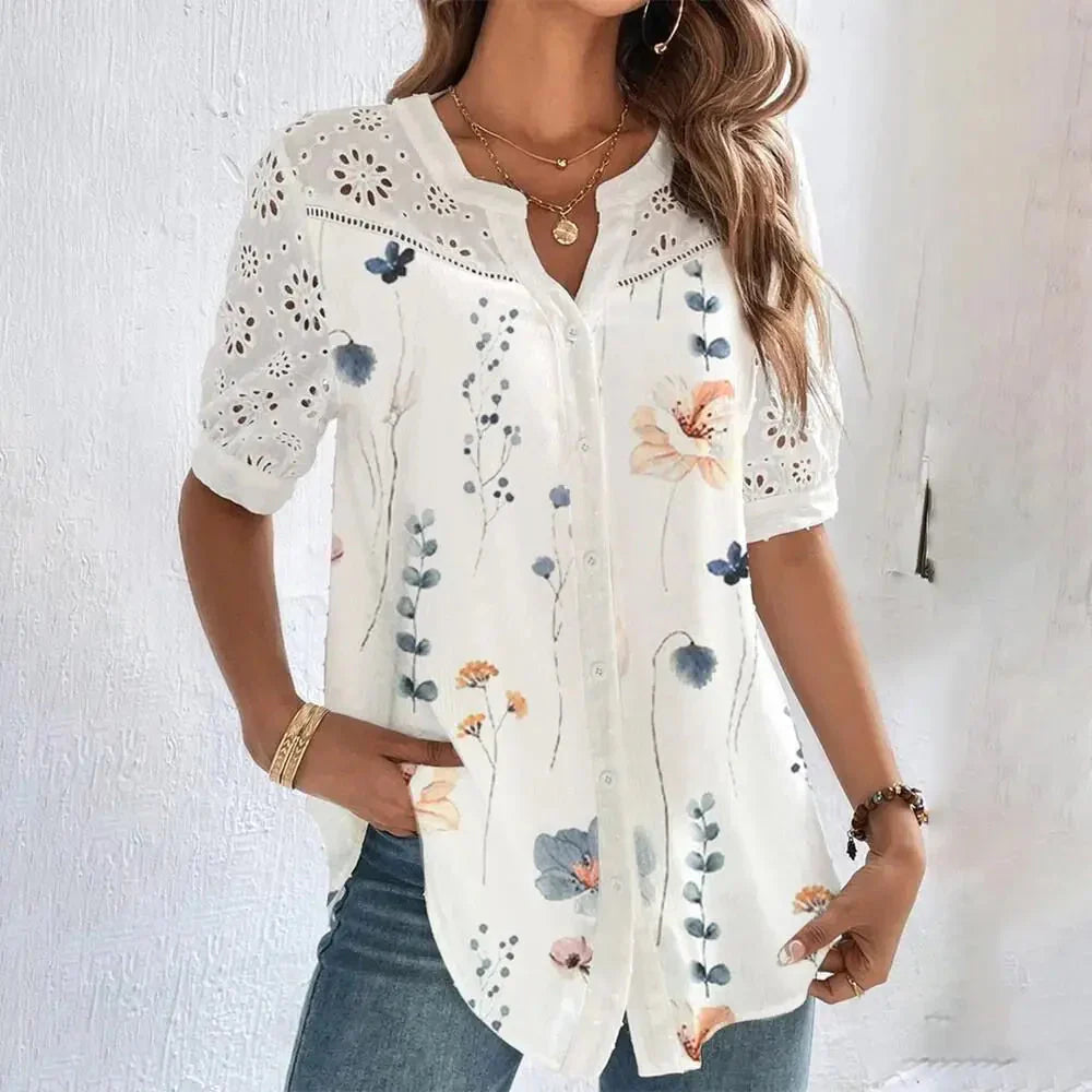"Elegant bluse med blomsterprint, knaplukning og blondeærmer for et sofistikeret og feminint look"