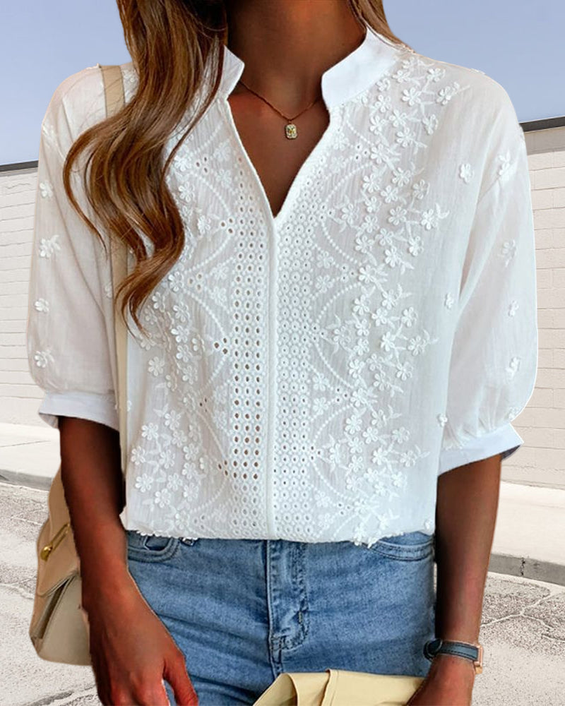 Elegant bluse med flydende snit, hvid med lange ærmer; ideel til både formelle og afslappede anledninger.