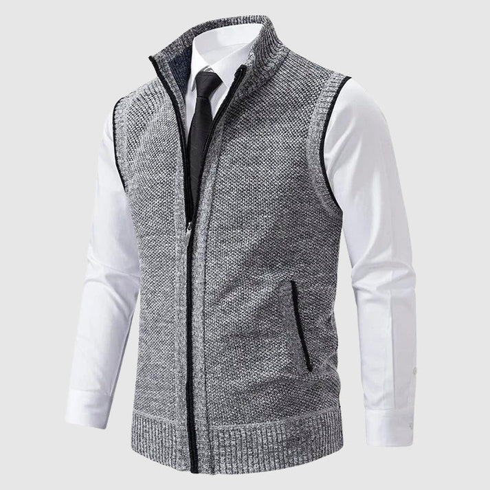 "Elegant brun strikvest til mænd med lynlås og kontrastkanter, perfekt til formelle og afslappede lejligheder."