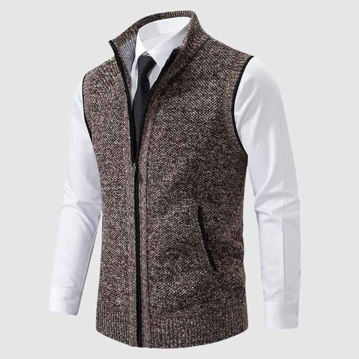 "Elegant brun strikvest til mænd med lynlås og kontrastkanter, perfekt til formelle og afslappede lejligheder."