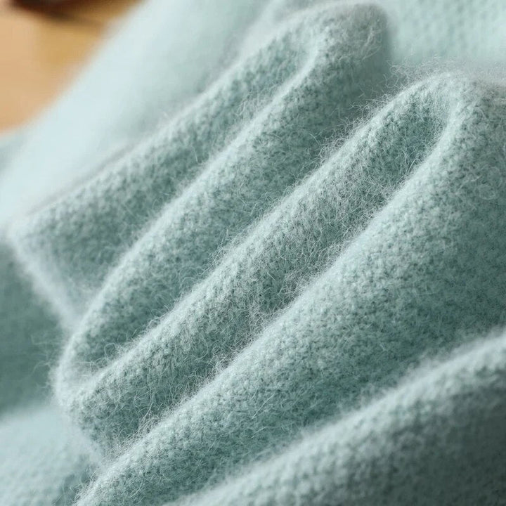 "Elegant cashmere-sweater i beige og turkis, fremhæver blødhed og nordisk stil, perfekt til hverdag og fest."