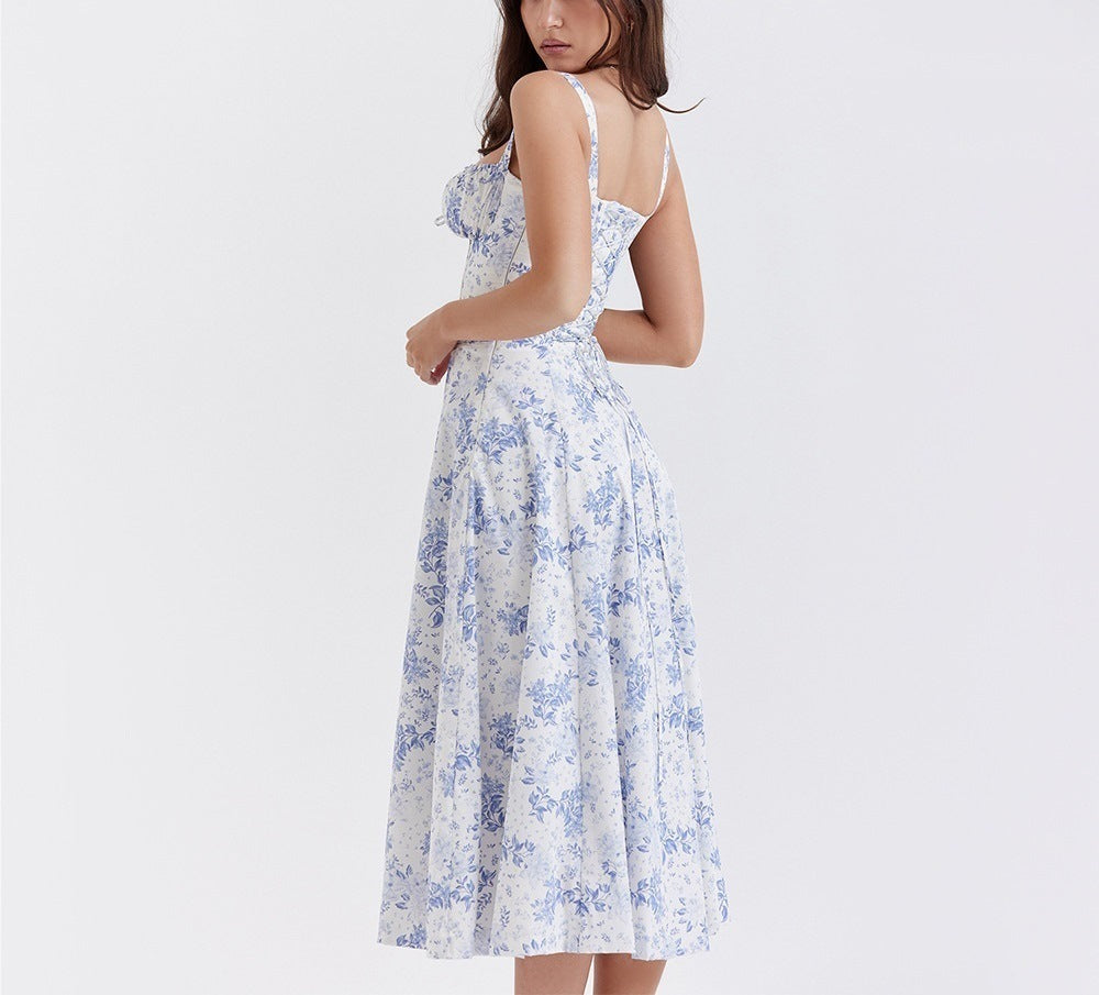 Kvinders elegante sommerkjole med bustier, sweetheart-udskæring og sideslids for en feminin og flydende stil.