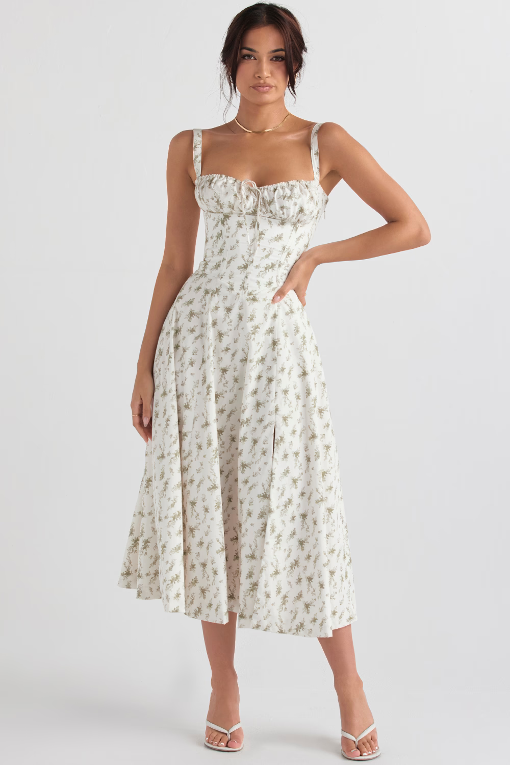 Kvinders elegante sommerkjole med bustier, sweetheart-udskæring og sideslids for en feminin og flydende stil.