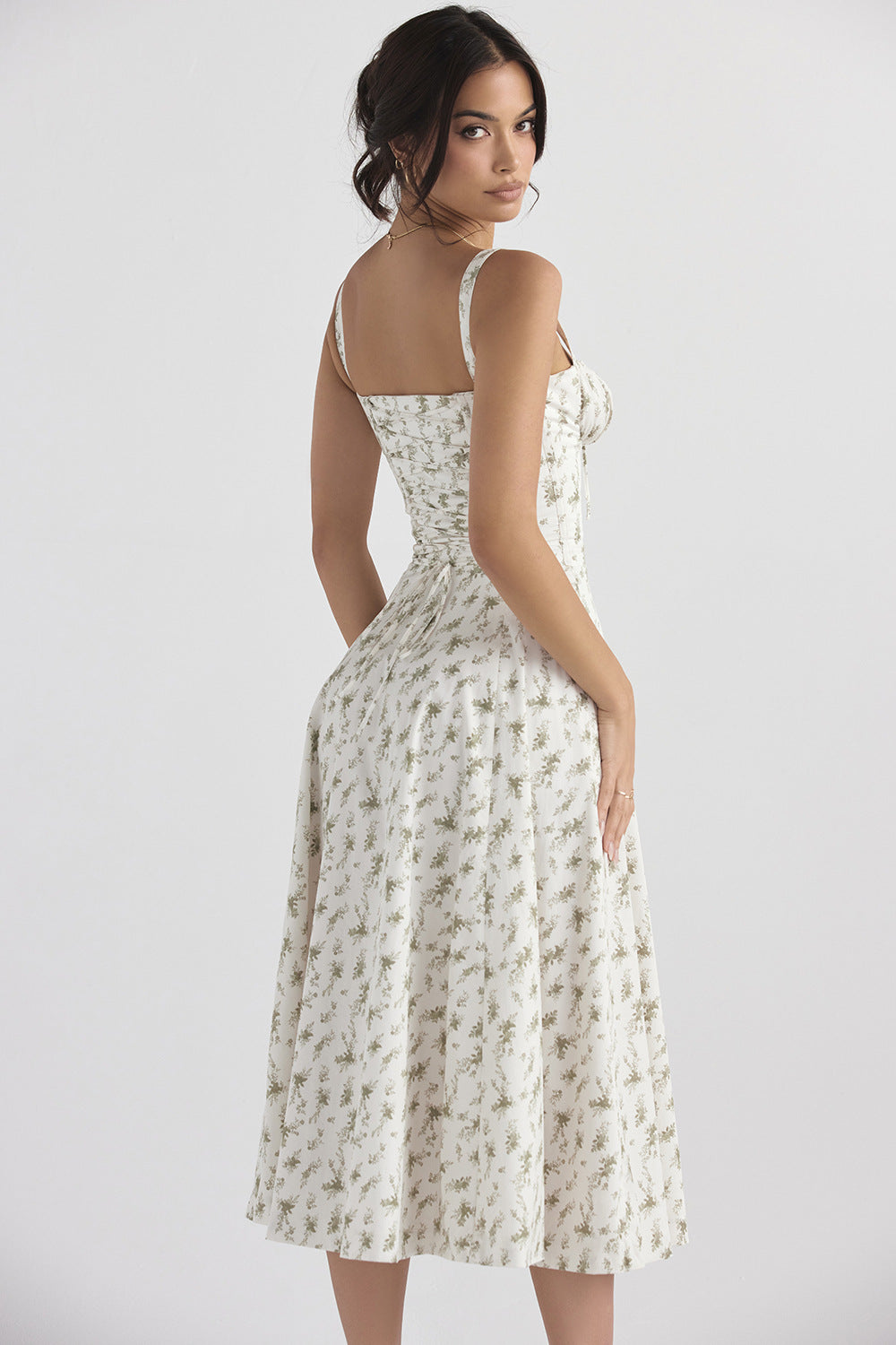 Kvinders elegante sommerkjole med bustier, sweetheart-udskæring og sideslids for en feminin og flydende stil.