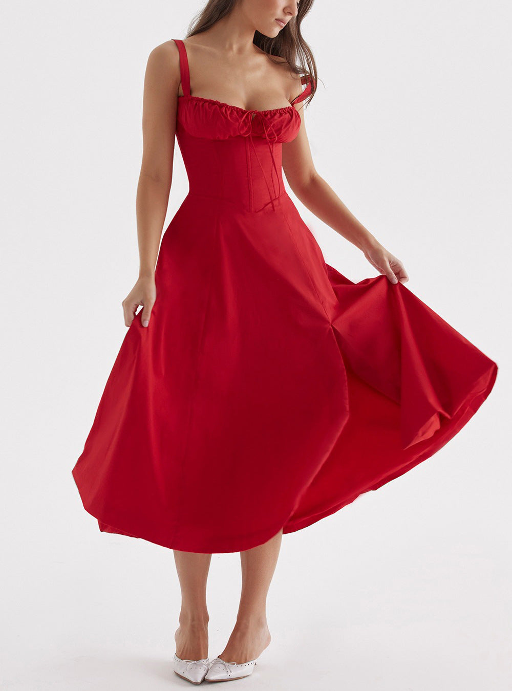 Kvinders elegante sommerkjole med bustier, sweetheart-udskæring og sideslids for en feminin og flydende stil.